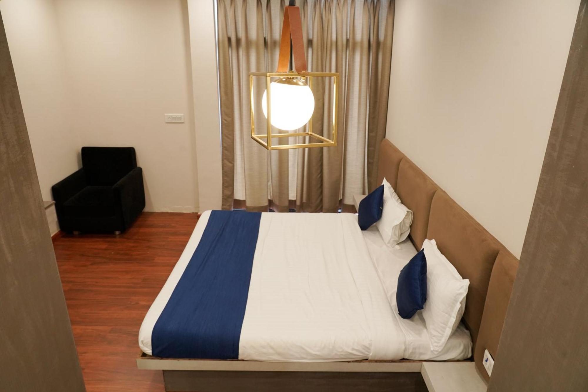 Hotel Suryodaya 우자인 외부 사진