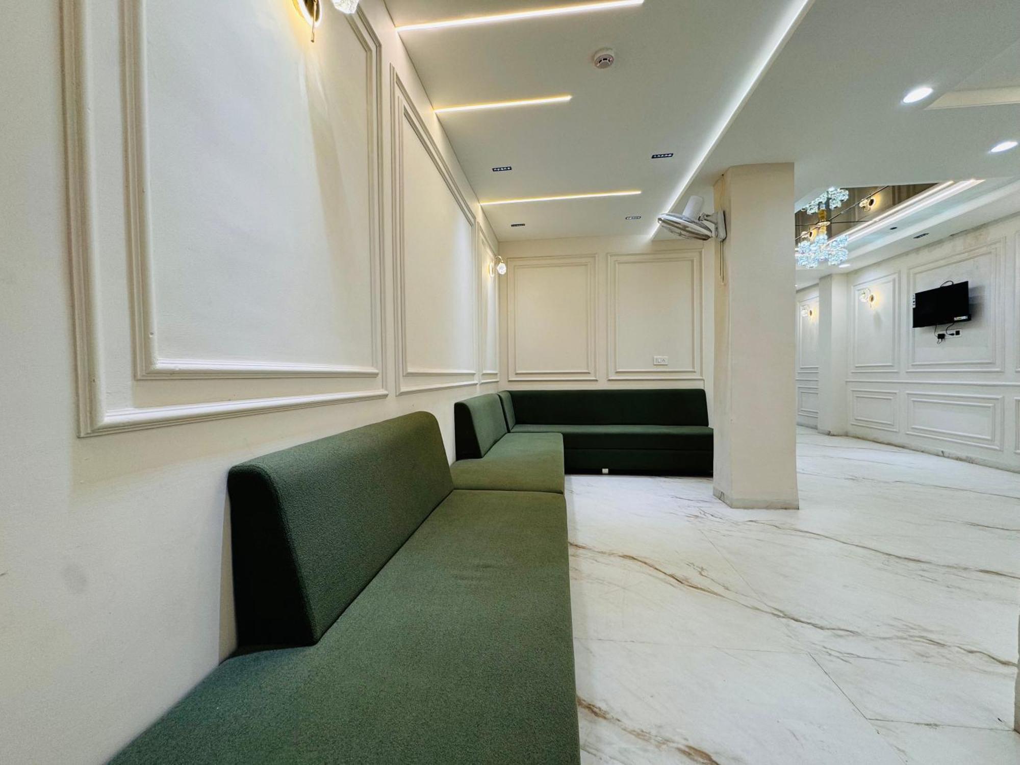 Hotel Suryodaya 우자인 외부 사진